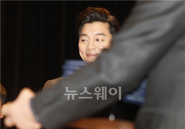 ‘제48회 납세자의 날’의  기념식이 3일 오전 서울 삼성동 코엑스 컨벤션센터 오디토리움에서 열렸다. 이날 행사에는 현오석 부총리겸 기획재정부 장관이 참석해 정부포상을 했다. 배우 공유가 대통령 표창을 수상하기 전 미소를 짓고 있다. 김동민 기자 life@newsway.co.kr