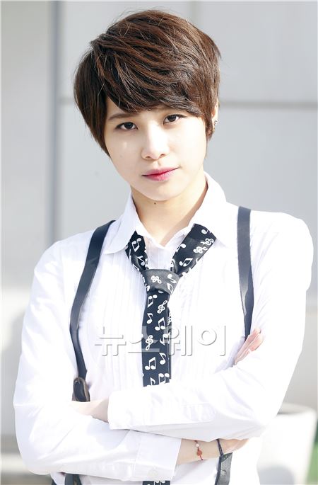 ‘내가 메인이야’라는 곡으로 데뷔한 신인 걸밴드 비밥(Bebop)의 멤버 주우가 서울 용산구 새창로 뉴스웨이 사옥에서 진행된 <뉴스웨이>와의 인터뷰에 앞서 사진촬영을 위한 포즈를 취하고 있다. 김동민 기자 life@newsway.co.kr