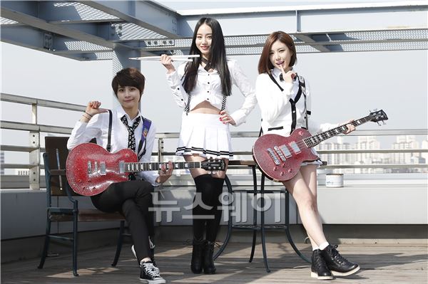 ‘내가 메인이야’라는 곡으로 데뷔한 신인 걸밴드 비밥(Bebop)의 멤버 지인이 서울 용산구 새창로 뉴스웨이 사옥에서 진행된 <뉴스웨이>와의 인터뷰에 앞서 사진촬영을 위한 포즈를 취하고 있다.비밥의 지인은 비밥으로 데뷔하기전 걸스데이 전 멤버였다. 김동민 기자 life@newsway.co.kr