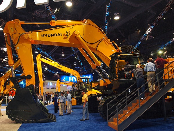 현대중공업이 국내 최초로 개발한 120톤급 초대형 굴삭기. 사진=현대중공업 제공