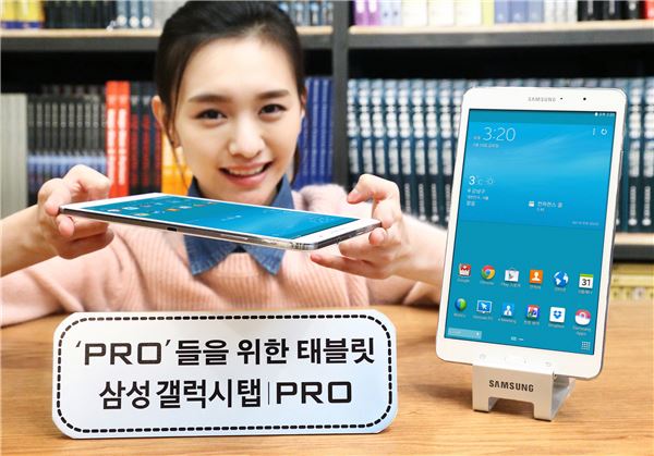 삼성전자가 포터블 사이즈 태블릿 '갤럭시 탭 프로(GALAXY Tab PRO)'를 6일 국내 시장에 출시한다고 밝혔다. 사진은 삼성전자 모델이 신제품 '갤럭시 탭 프로'를 선보이고 있다. 사진=삼성전자