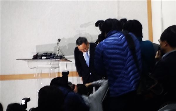 황창규 KT 회장이 7일 개최된 기자회견에서 머리 숙여 사과를 하고 있다.