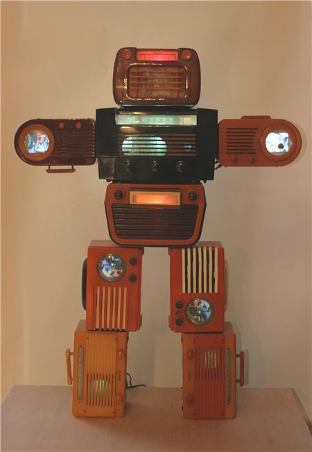‘세계적인 비디오 아티스트’ 고 백남준 선생의 비디오 아트 작품이 현대자동차의 후원에 힘입어 올 하반기 ‘현대 미술의 메카’로 불리는 영국 런던에 전시된다. 사진은 백 선생의 대표적 비디오 아트 작품인 'Bakelite Robot'. 사진=현대자동차 제공