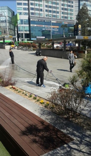 서희건설 임직원이 회사 주변을 청소하고 있다. 사진=서희건설 제공