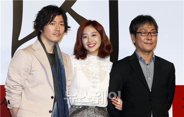 영화 ‘가시(감독 김태균)’의 제작보고회가 11일 오전 서울 합정동 롯데카드 아트센터에서 열렸다. 영화 ‘가시’의 (왼쪽부터) 배우 장혁, 조보아 감독 김태균이 포토타임에 포즈를 취하고 있다. 김동민 기자 life@newsway.co.kr