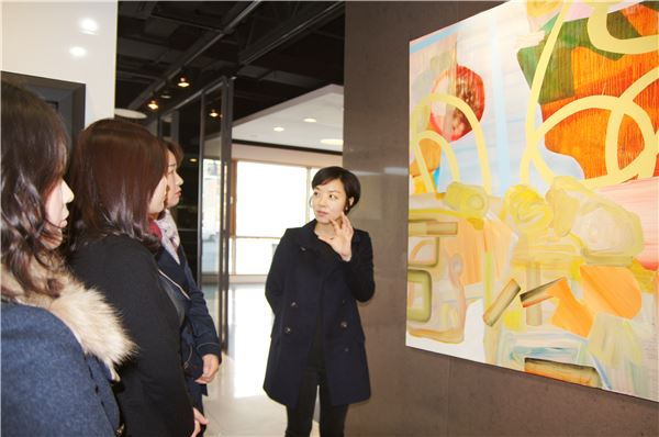 한화L&C가 봄을 맞아 ‘한화L&C와 함께하는 미술여행’을 서울 역삼동 강남 직영 인테리어전시장에서 개최했다.  (사진 = 한화)