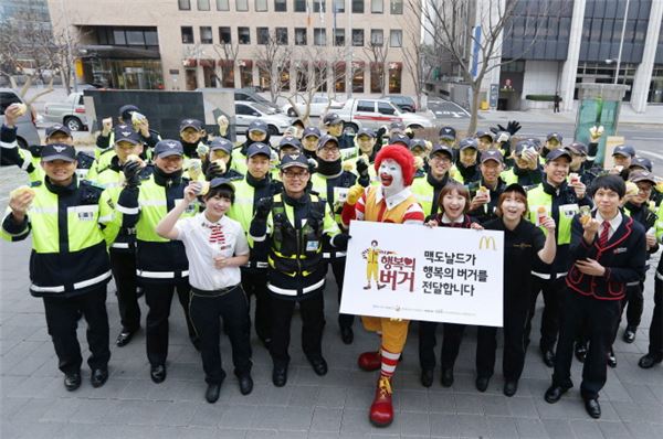 맥도날드, 종로 지역 의경들에게 아침 식사 전달 기사의 사진