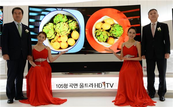 LG전자가 11일 LG 서초R&D캠퍼스에서 ‘2014년형 TV 신제품 발표회’를 열고 TV신제품을 선보였다. 사진은 최상규 LG전자 한국영업본부장 부사장(왼쪽 첫번째)과 하현회 홈엔터테인먼트(HE)사업본부장 사장이 모델들과 105형 곡면 UHD TV를 선보이고 있다. 사진=LG전자