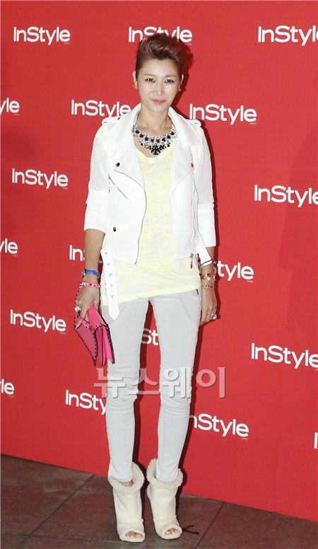 패션 라이선스 매거진 ‘InStyle(인스타일)’의 창간 11주년 자선파티 ‘THE SHOW: The Style Destination’가 12일 오후 서울 압구정동  갤러리아 백화점 EAST 앞에서 열렸다. 행사에 참석한 배우 변정수가 포즈를 취하고 있다. 김동민 기자 life@newsway.co.kr