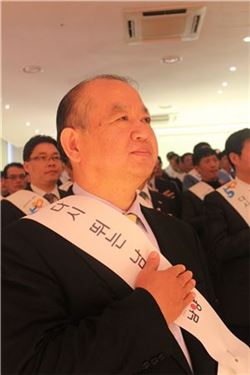 김웅 남양유업 대표가 창립 50주년 기념식에서 임직원 및 대리점장과 함께 국민의례를 하고 있다.