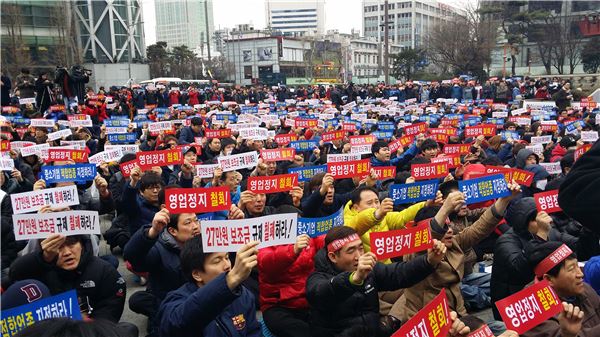 이동통신유통상인들이 이동통신3사의 대규모 사업정지가 시작된 13일 서울 종로구 소재 보신각 앞에서 영업정지를 철회하라며 시위하고 있다.