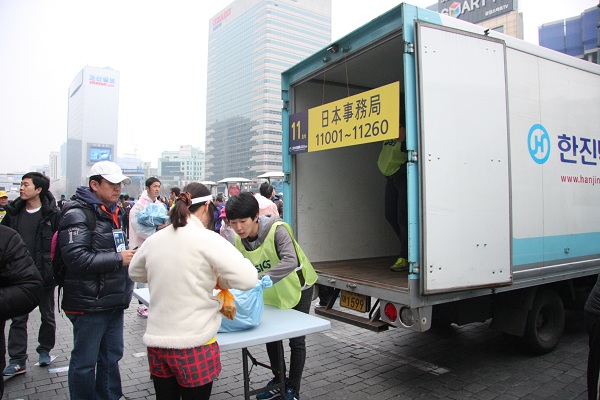 한진은 지난 16일 개최된 ‘2014 서울국제마라톤대회’의 공식물류업체로서 관련 물류업무를 전담하고 있다. 사진=한진 제공