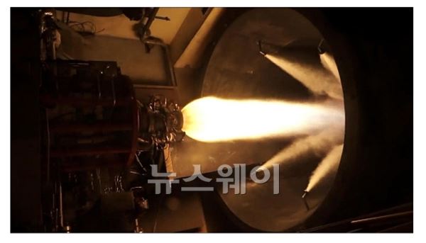 한국형발사체 7톤 연소기 연소시험 장면, 사진=미래창조과학부 제공