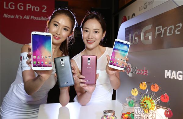 LG전자가 'LG G프로2'를 홍콩, 대만, 싱가포르 등 아시아 시장에 순차적으로 출시한다고 18일 밝혔다. 사진은 지난 13일 홍콩에서 열린 'LG G프로2' 신제품 출시 행사에서 모델들이 'LG G프로2'를 선보이고 있다. 사진=LG전자