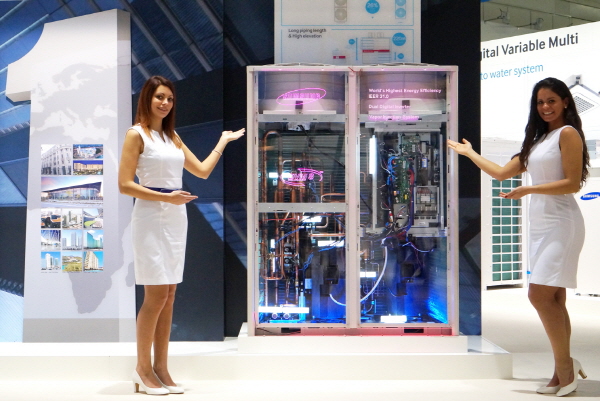 삼성전자 모델이 18~21일 이탈리아 밀라노에서 개최되는 유럽 최대 국제 공조 전시회인 '2014 모스트라 콘베뇨(Mostra Convegno)'에서 삼성전자 최고효율 시스템에어컨을 소개하고 있다. 사진=삼성전자 제공