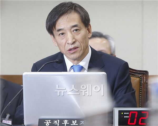 이주열 한국은행 총재후보자 인사청문회가 19일 오전 국회 기획재정위원회 전체회의에서 열렸다. 이 총재후보자가 안종범 의원의 질의에 답하고 있다. 김동민 기자 life@newsway.co.kr