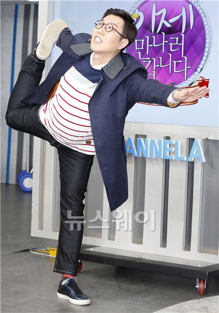 채널A ‘이제 만나러 갑니다’(연출 이진민PD)의 기자간담회가 19일 오후 서울 광화문 채널A 오픈스튜디오에서 열렸다. 이만갑에 출연하는 방송인 김영철이 포즈를 취하고 있다. 김동민 기자 life@newsway.co.kr