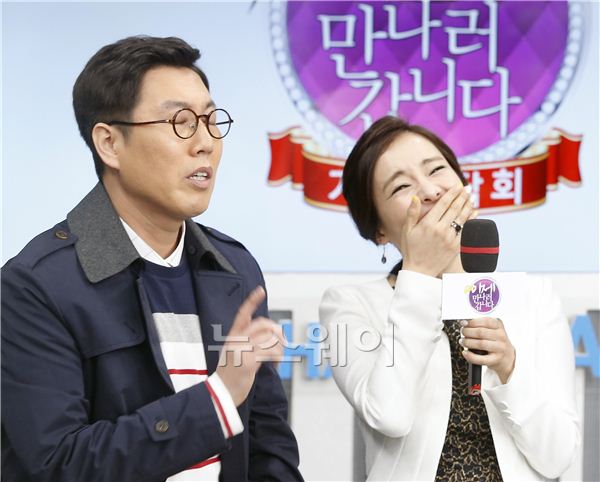 채널A ‘이제 만나러 갑니다’(연출 이진민PD)의 기자간담회가 19일 오후 서울 광화문 채널A 오픈스튜디오에서 열렸다. 이만갑에 출연하는 방송인 김영철(왼쪽)이 박은혜랑 친해지는 과정을 설명하자 박은혜가 크게 웃고 있다. 김동민 기자 life@newsway.co.kr