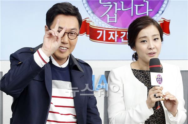 채널A ‘이제 만나러 갑니다’(연출 이진민PD)의 기자간담회가 19일 오후 서울 광화문 채널A 오픈스튜디오에서 열렸다. 이만갑에 출연하는 방송인 김영철이 기자간담회 도중에 갑자기 V포즈를 취하고 있다. 김동민 기자 life@newsway.co.kr