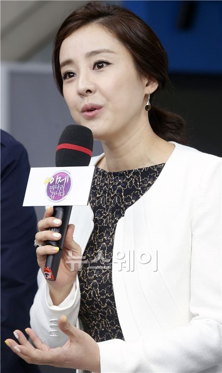 채널A ‘이제 만나러 갑니다’(연출 이진민PD)의 기자간담회가 19일 오후 서울 광화문 채널A 오픈스튜디오에서 열렸다. 이만갑에 출연하는 배우 박은혜가 취재진 질문에 답하고 있다. 김동민 기자 life@newsway.co.kr