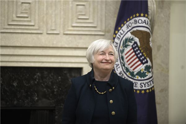 재닛 옐런 미 연방준비제도 이사회 의장이 18, 19일(현지시간) 열린 FOMC회의에서 마친뒤 기자들에게 웃음을 지어보이고 있다. 사진= Fed