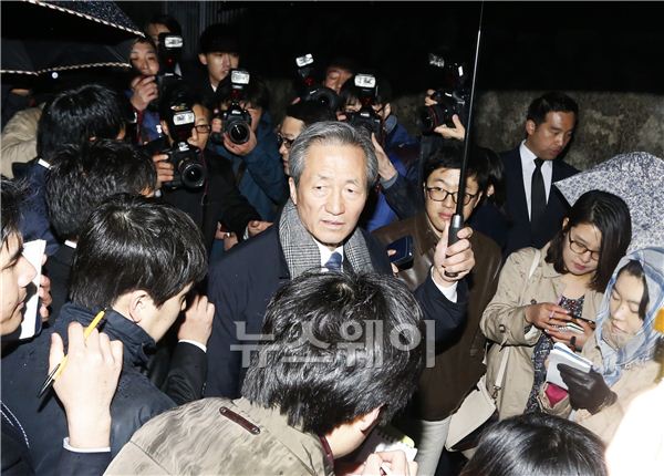 고(故) 정주영 현대그룹 회장의 13주기 기일을 앞둔 20일 청운동 정 회장 사택을 방문한 정몽준 새누리당 의원이 취재진과 만나 인사하고 있다. 사진=김동민 기자 life@