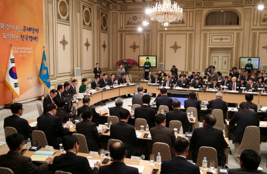 박근혜 대통령을 주제로 진행된 7시간 가까이 진행된 규제개혁 끝장토론. 사진= 청와대 제공