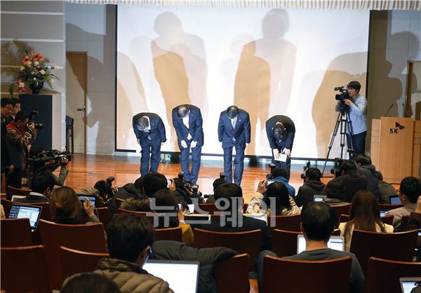 SK텔레콤 통신장애 서비스 장애 피해 보상 기자간담회가 21일 오후 서울 을지로 SK사옥에서 열렸다. (왼쪽부터)이종봉 네트워크부문장, 박인식 사업총괄, 하성민 사장, 윤영원 마케팅본부장이 SK텔레콤 통신장애에 대한 사과를 하고 있다. 김동민 기자 life@newsway.co.kr 