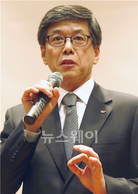 SKT 통신장애 보상 기자간담회가 21일 오후 서울 을지로 SK사옥에서 열렸다. 하성민 사장이 SK텔레콤 통신장애 보상에 대한 설명을 하고 있다. 사진=김동민 기자