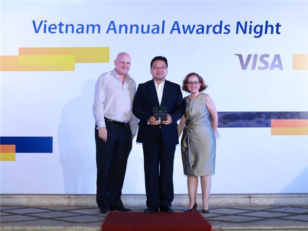 신한베트남은행 김태정 부장(가운데)이 베트남 VISA 카드사 주최 2013년 Visa Annual Leadership Awads에서 Commercial Card(법인카드)부문 1위 사업자 수상 후 베트남 VISA 로리즌 바치(Lorizon Bacchi) 사장(오른쪽)과 함께 기념촬영하고 있는 모습.