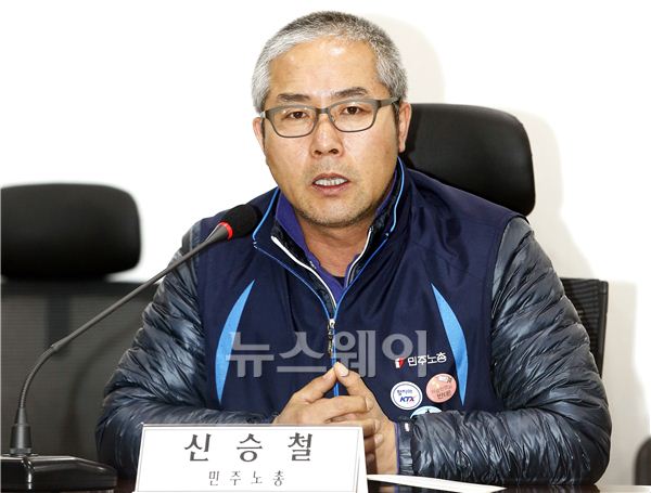 삼성전자서비스 노동자들의 노조사수 증언대회 ‘탐욕의 골리앗에 맞서는 다윗들의 분투기’가 25일 오후 서울 국회의원회관 212호 제9간담회실에서 열렸다. 증언대회는 은수미 의원실, 장하나 의원실, 심상정 의원실, 공정사회파괴 노동인권탄압 삼성바로잡기 운동본부 주최로 열렸다. 신승철 삼성바로잡기 상임공동대표 겸 민주노총 위원장이 발언하고 있다. 김동민 기자 life@newsway.co.kr