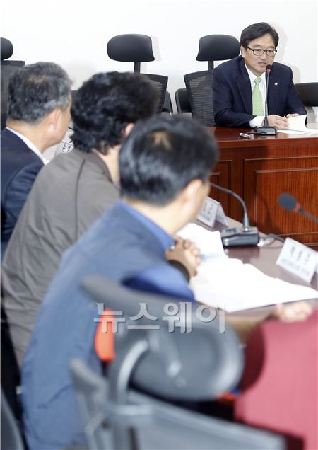 삼성전자서비스 노동자들의 노조사수 증언대회 ‘탐욕의 골리앗에 맞서는 다윗들의 분투기’가 25일 오후 서울 국회의원회관 212호 제9간담회실에서 열렸다. 증언대회는 은수미 의원실, 장하나 의원실, 심상정 의원실, 공정사회파괴 노동인권탄압 삼성바로잡기 운동본부 주최로 열렸다. 우원식 의원이 발언하고 있다. 김동민 기자 life@newsway.co.kr
