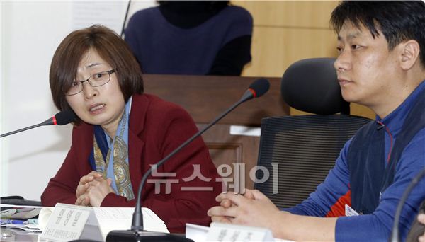삼성전자서비스 노동자들의 노조사수 증언대회 ‘탐욕의 골리앗에 맞서는 다윗들의 분투기’가 25일 오후 서울 국회의원회관 212호 제9간담회실에서 열렸다. 증언대회는 은수미 의원실, 장하나 의원실, 심상정 의원실, 공정사회파괴 노동인권탄압 삼성바로잡기 운동본부 주최로 열렸다. 은수미 의원(왼쪽)이 발언하고 있다. 김동민 기자 life@newsway.co.kr