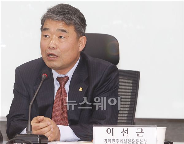 삼성전자서비스 노동자들의 노조사수 증언대회 ‘탐욕의 골리앗에 맞서는 다윗들의 분투기’가 25일 오후 서울 국회의원회관 212호 제9간담회실에서 열렸다. 증언대회는 은수미 의원실, 장하나 의원실, 심상정 의원실, 공정사회파괴 노동인권탄압 삼성바로잡기 운동본부 주최로 열렸다. 이선근 경제민주화 실천운동본부 공동대표가 발언하고 있다. 김동민 기자 life@newsway.co.kr