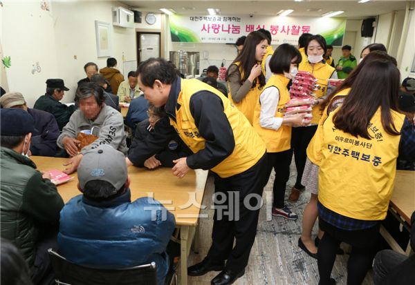 한국주택보증 아우르미 봉사단원들이 25일 서울역 인근 따스한 채움터 무료급식소에서 배식 봉사활동을 펼치고 있다. 사진=대주보 제공