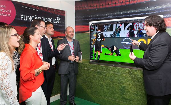 LG전자의 ‘디지털 익스피리언스 2014(Digital Experience 2014)’에 참관한 관람객들이 스포츠 특화기능을 탑재한 울트라HD TV 신제품을 살펴보고 있다. 사진=LG전자