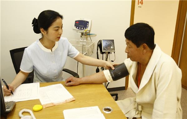 한화생명 중부지역본부는 26일 대전검진센터에서 대전지역 독거노인 30명을 초청해 건강검진을 실시했다.