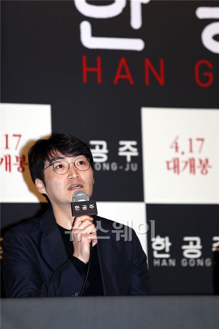 26일 오후 서울 행당동 왕십리CGV에서 영화 ‘한공주’의 시사회 및 기자 간담회가 열렸다. 기자의 질문에 답하는 이수진감독. 이수길 기자 leo2004@newsway.co.kr