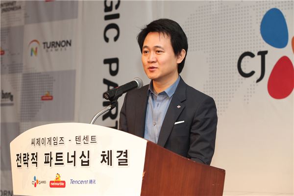 방준혁 고문은 26일 서울 신도림 쉐라톤 호텔에서 열린 기자간담회에서 이번 계약 체결에 대해 설명하고 있다. 사진=CJ E&M 넷마블 제공