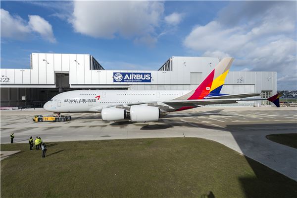 아시아나항공이 지난 26일 독일 함부르크 에어버스 도색공장에서 연내 도입하게 될 에어버스 380(A380) 여객기 1호기에 대한 도색 작업을 완료했다. 사진은 도색 작업을 마친 아시아나항공 A380 1호기. 사진=아시아나항공 제공
