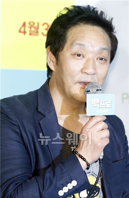 영화 ‘백프로(감독 김명균)’의 언론시사회가 27일 오후 서울 롯데시네마 건대입구역점에서 열렸다. 영화 ‘백프로’ 연출을 맡은 김명균 감독이 취재진의 질문에 답하고 있다. 김동민 기자 life@newsway.co.kr