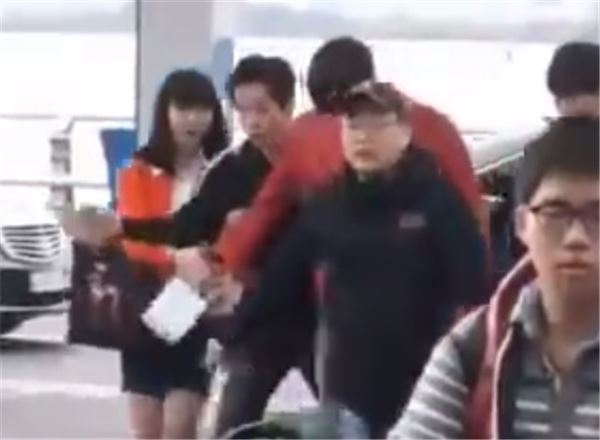 배우 이종석(왼쪽 세 번째)이 여성팬(왼쪽 첫 번째)의 선물을 뿌리쳤다는 의혹을 받은 동영상. 사진=OBS 독특한 연예뉴스 방송 화면 캡처