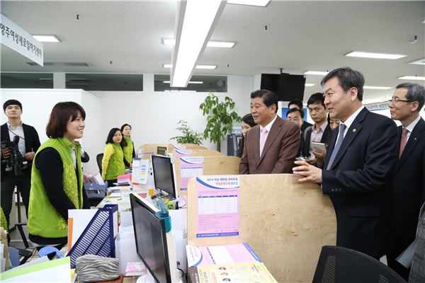 남양주 서민금융지원센터 직원 격려하는 신제윤 금융위원장 기사의 사진