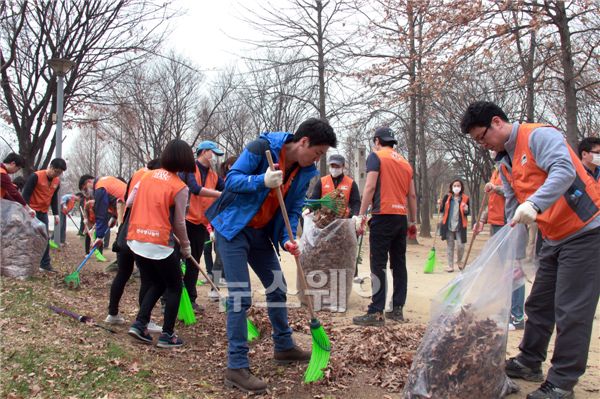 서울 성동구 서울숲에서 ‘호반 사랑나눔이’ 봉사단원들이 봉사활동을 펼치고 있다. 사진=호반건설 제공