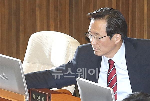 제323회 국회(임시회) 본회의가 2일 오전 서울 여의도 국회 본회의장에서 열렸다. 본회의에 참석한 정몽준 새누리당 서울시장 예비후보가 자신의 모니터를 바라보고 있다. 김동민 기자 life@newsway.co.r