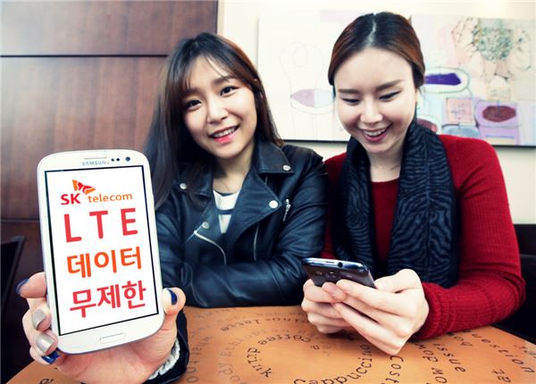 SK텔레콤은 3일 LTE데이터와 음성, 문자, 멤버십을 무제한 이용할 수 있는 ‘LTE 데이터 무제한 요금제’ 3종을 출시한다고 2일 밝혔다. 사진=SK텔레콤 제공