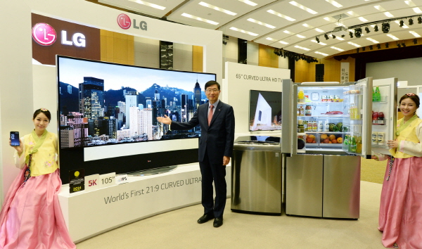 2일 LG전자 서초 R&D센터에서 아시아지역대표 김원대 전무(중앙)가 울트라HD TV, 생활가전 등 전략 제품을 소개하고 있다. 사진=LG전자 제공