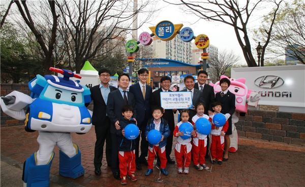 서울 중계동 '노원구 어린이 교통공원'이 현대자동차와 서울 노원구, 안전생활실천시민연합, 로이비쥬얼 등 민·관단체의 협력으로 '로보카 폴리 어린이 교통공원'으로 새롭게 문을 열었다. 3일 오전 로보카 폴리 어린이 교통공원에서 열린 개장식에서 이재권 현대자동차 상무(왼쪽 다섯 번째)와 김성환 서울 노원구청장(왼쪽 네 번째), 이동우 로이비쥬얼 대표(왼쪽 세 번째) 등 관계자들과 어린이들이 로보카 폴리 캐릭터와 기념 촬영을 하고 있다. 사진=현대자동차 제공