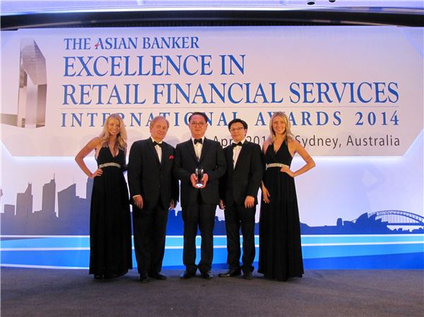 지난 3일 저녁 7시(현지시간) 호주에서 열린 아시안 뱅커(The Asian Banker) 주최 The Future Bank Sydney 2014 행사에서 신한은행 전재원 부장이(가운데) 2014년 대한민국 리테일 최우수 은행상 수상 후 Asian Banker 관계자들과 함께 기념촬영을 하고 있다.
