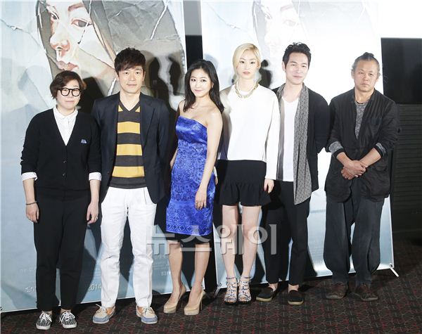 영화 ‘신의 선물(감독 문시현, 각본 김기덕)’의 언론시사회가 4일 오전 서울 행당동 왕십리 CGV에서 열렸다. 영화 ‘신의 선물’의 연출을 맡은(왼쪽부터)문시현 감독, 이승준, 이은우, 전수진, 김영재, 각본을 쓴 김기덕 감독이 포즈를 취하고 있다. 김동민 기자 life@newsway.co.kr
